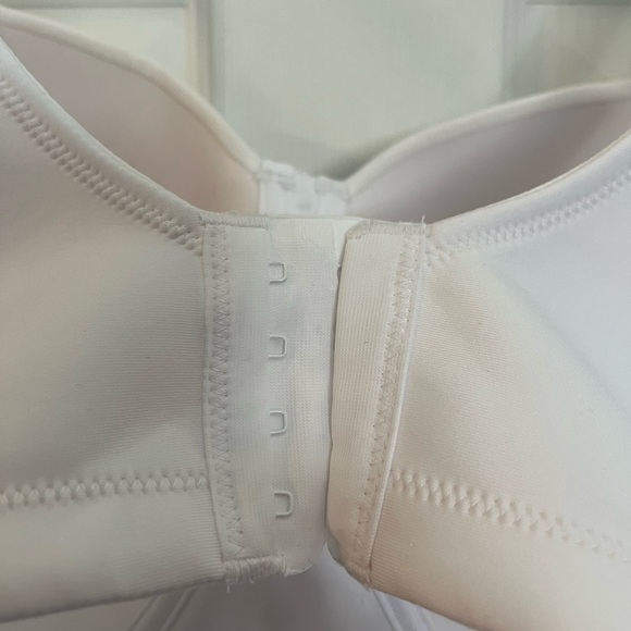 Vanity Fair Women's Bra - Picture 2 of 5